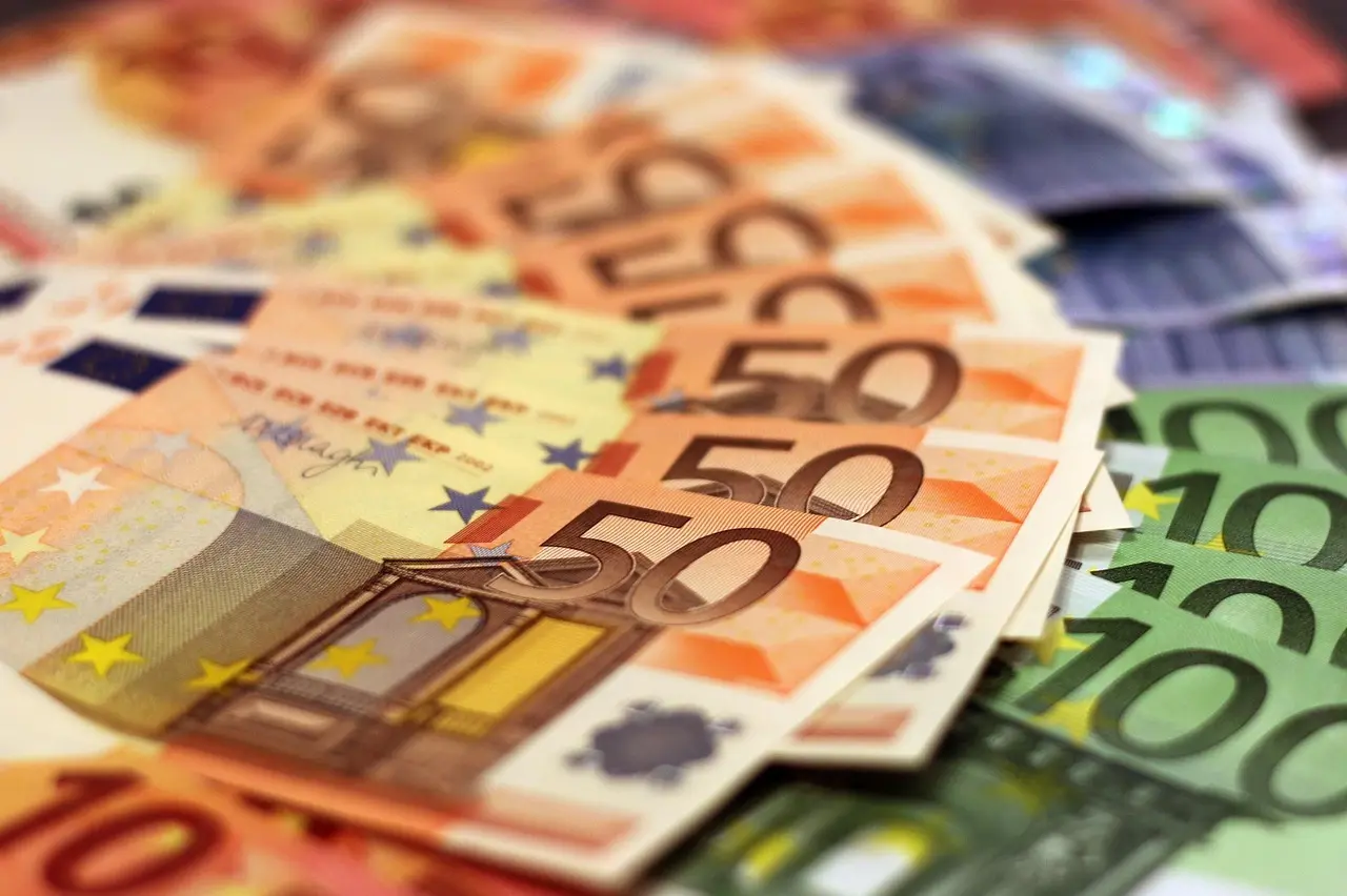 Sådan laver du en pengeblomst af 50-kronesedler