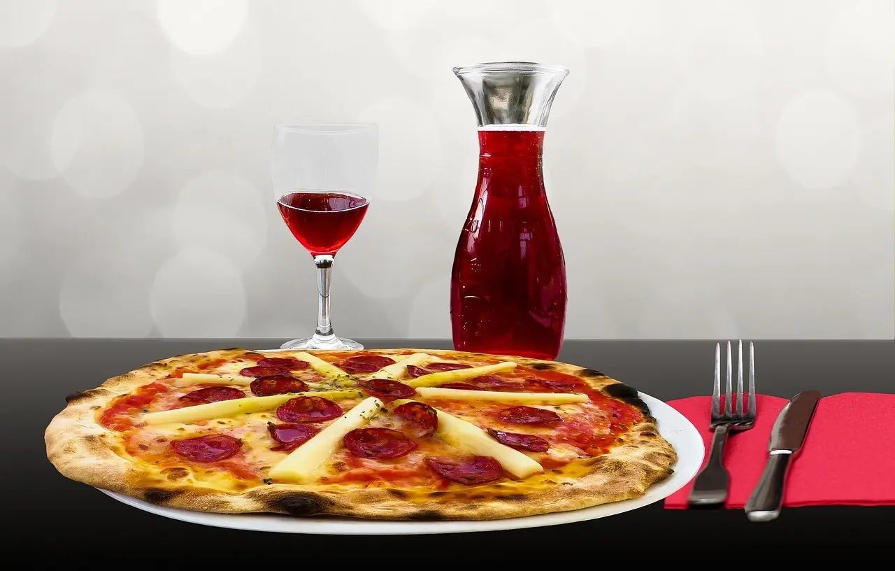 Lav en pengepizza i en æske med mønter og sedler