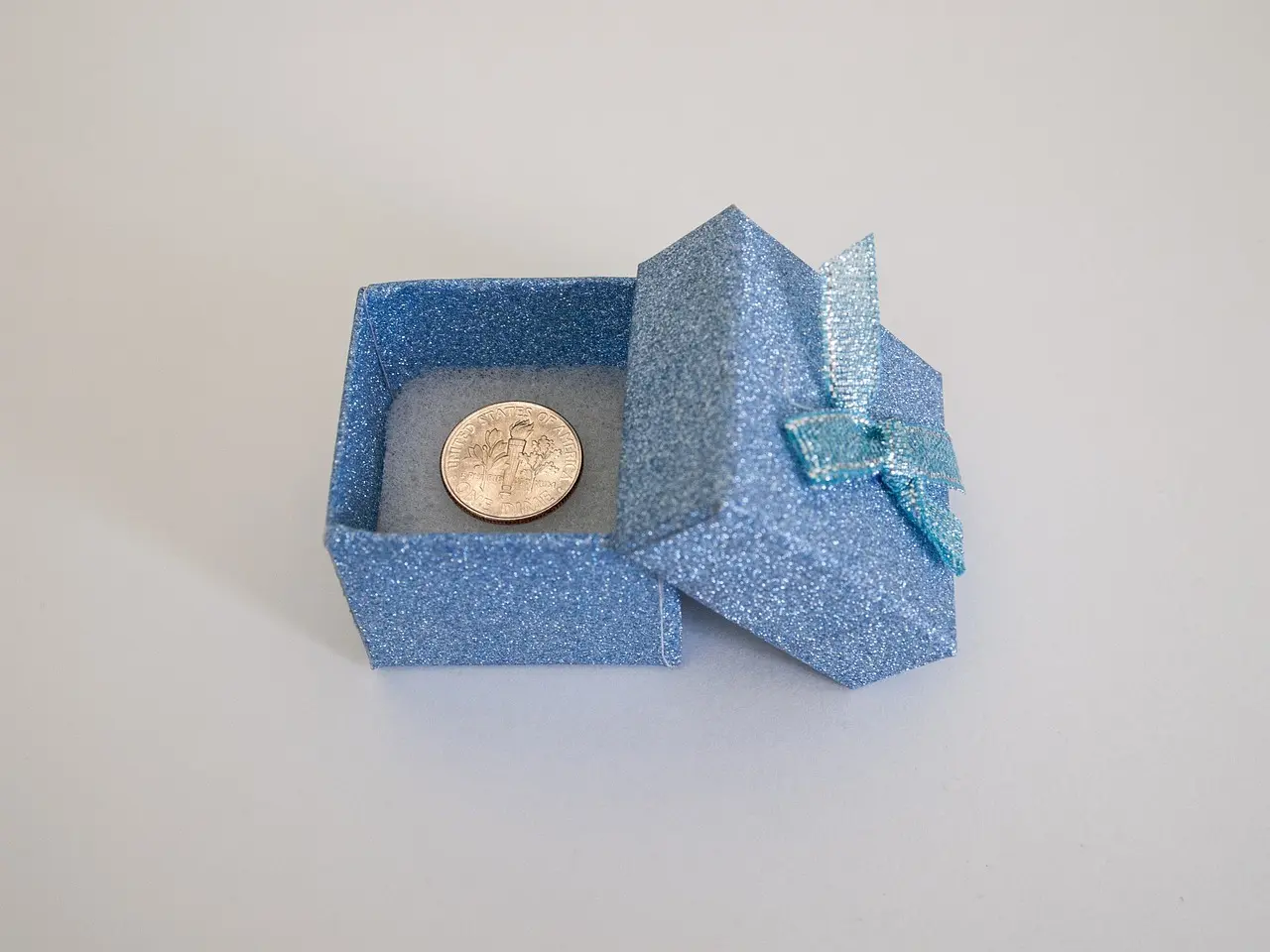 Pengegaver til barnedåb fra faddere: beløb og etikette